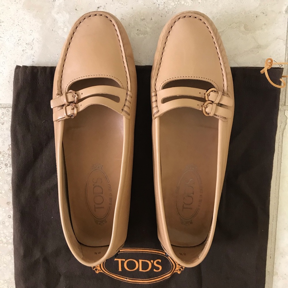 Tod’s beige driving loafers